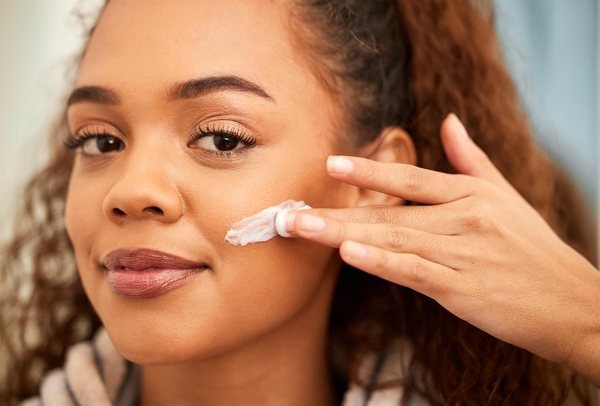 Application crème visage